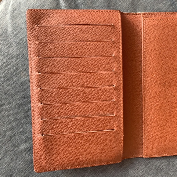 Louis Vuitton : Pochette Passport - Picture 10 of 17